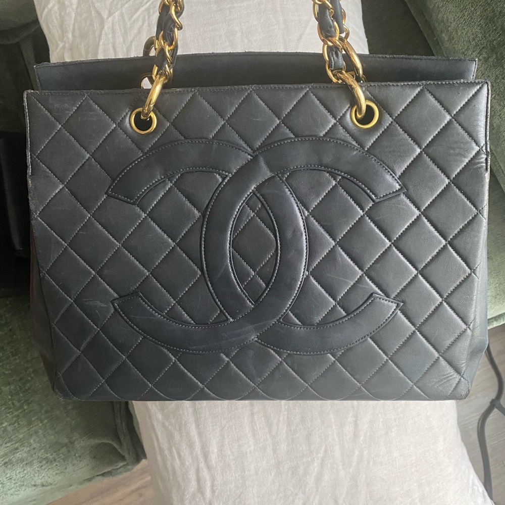 Chanel Black Lambskin Quilted Large Tote Bag with Gold Chain & Leather Handles - Picture 3 of 16